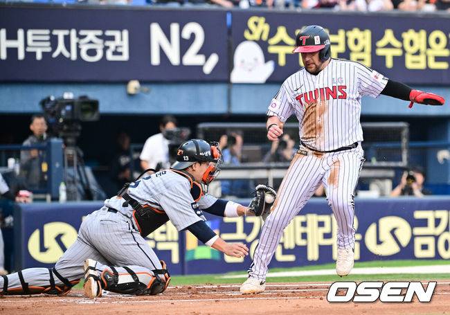 [OSEN=잠실, 박준형 기자] 27일 오후 서울 잠실구장에서 ‘2025 신한 SOL BANK KBO리그’ LG 트윈스와 한화 이글스의 경기가 진행됐다.이날 경기에서 LG은 임찬규를 한화는 황준서를 선발투수로 내세웠다.1회말 2사 2루 LG 문보경의 선취 1타점 적시타때 2루 주자 오스틴이 홈플레이트를 밟고 있다.   2025.05.27 / soul1014@osen.co.kr