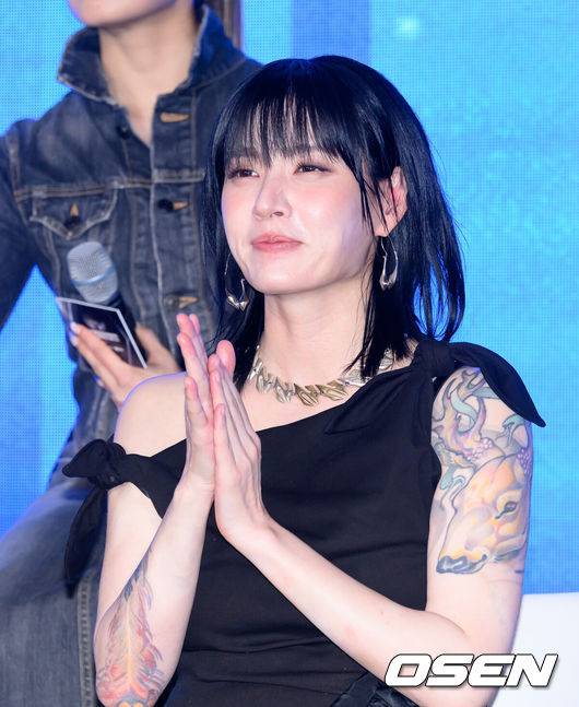 [OSEN=이대선 기자] 27일 오전 서울 강남구 SJ쿤스트할레에서 Mnet ‘월드 오브 스트릿 우먼 파이터’ 제작발표회가 열렸다.‘월드 오브 스우파’는 Mnet 메가 히트작 ‘스트릿 우먼 파이터’의 세 번째 시즌으로, 한국을 포함해 뉴질랜드, 미국, 일본, 호주까지 총 5개국 국가대항전으로 시청자들을 만날 예정이다. Mnet ‘월드 오브 스우파’는 오는 5월 27일(화) 오후&nbsp;10시 첫 방송된다. 댄스팀 범접 모니카가 취재진의 질문을 듣고 있다. 2025.05.27 /sunday@osen.co.kr