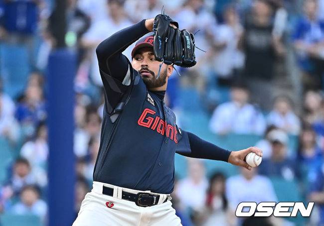 [OSEN=대구, 이석우 기자] 27일 대구삼성라이온즈파크에서 2025 신한 SOL 뱅크 KBO 리그 삼성 라이온즈와 롯데 자이언츠의 경기가 열렸다. 홈팀 삼성은 후라도가, 방문팀 롯데는 감보아가 선발 출전했다. 롯데 자이언츠 선발 투수 감보아가 역투하고 있다. 2025.05.27 / foto0307@osen.co.kr