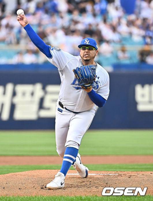 [OSEN=대구, 이석우 기자] 27일 대구삼성라이온즈파크에서 2025 신한 SOL 뱅크 KBO 리그 삼성 라이온즈와 롯데 자이언츠의 경기가 열렸다. 홈팀 삼성은 후라도가, 방문팀 롯데는 감보아가 선발 출전했다. 삼성 라이온즈 선발 투수 후라도가 역투하고 있다. 2025.05.27 / foto0307@osen.co.kr