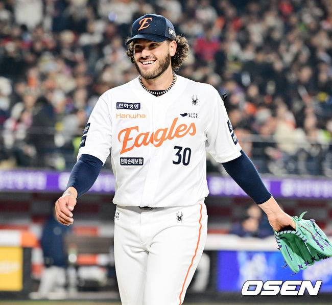[OSEN=대전, 민경훈 기자] 3일 오후 대전한화생명볼파크에서 ‘2025 신한 SOL Bank KBO리그’ 한화 이글스와 롯데 자이언츠의 경기가 열렸다.홈팀 한화는 폰세를, 어웨이팀 롯데는 나균안을 선발로 내세웠다.4회초를 마친 한화 선발 폰세가 덕아웃으로 향하며 미소짓고 있다. 2025.04.03 / rumi@osen.co.kr