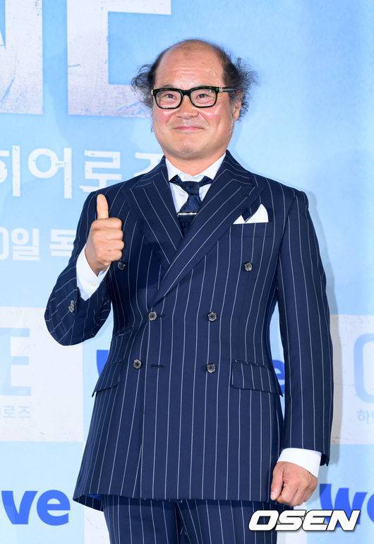 [OSEN=이대선 기자] 28일 서울 광진구 롯데시네마 건대입구에서 웨이브 오리지널 'ONE : 하이스쿨 히어로즈' 제작발표회가 열렸다.‘ONE :&nbsp;하이스쿨 히어로즈’는 아버지의 억압에 시달리던 전교&nbsp;1등 의겸(이정하)과 그의 천부적인 싸움 재능을 이용하려는 윤기(김도완)가 복면을 쓴&nbsp;‘하이스쿨 히어로즈’를 결성해 억눌린 분노를 폭발시켜 학교 폭력 서열을 뒤엎는 하이스쿨 액션 드라마다.배우 김상호가 포토타임을 하고 있다. 2025.05.28 /sunday@osen.co.kr