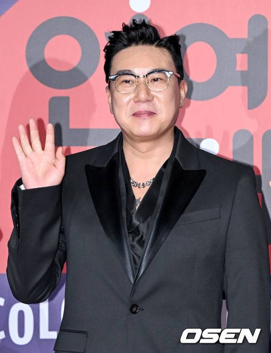 [OSEN=조은정 기자]2023 SBS&nbsp;연예대상 포토월 행사가 30일 서울 마포구 상암 SBS 프리즘타워에서 열렸다.방송인 이상민이 레드카펫을 밟으며 포즈를 취하고 있다. 2023.12.30/cej@osen.co.kr