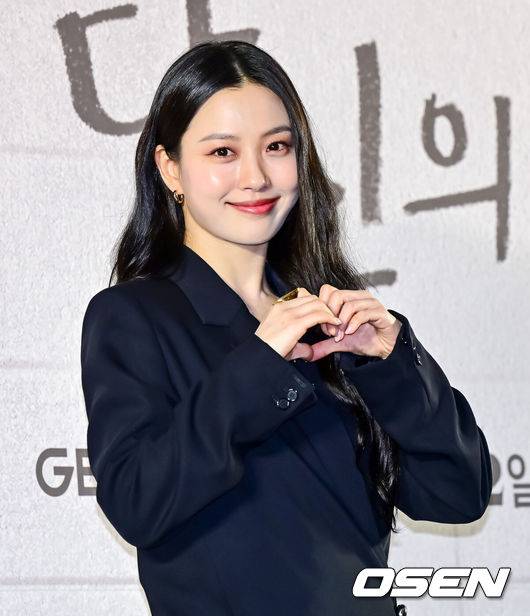 [OSEN=지형준 기자] 8일 오후 서울 상암 스탠포드 호텔 그랜드볼룸에서 지니&nbsp;TV&nbsp;오리지널 ‘당신의 맛’ 제작발표회가 열렸다.‘당신의 맛’은 식품 기업을 물려받기 위해 작은 식당을 인수 합병하는 ‘레시피 사냥꾼’이 된 재벌 상속남 한범우(강하늘 분)와 전주에서 간판도 없는 원 테이블 식당을 운영 중인 똥고집 셰프 모연주(고민시 분)의 전쟁 같은 키친 타카 성장 로맨스다.배우 고민시가 포즈를 취하고 있다. 2025.05.08 /jpnews@osen.co.kr