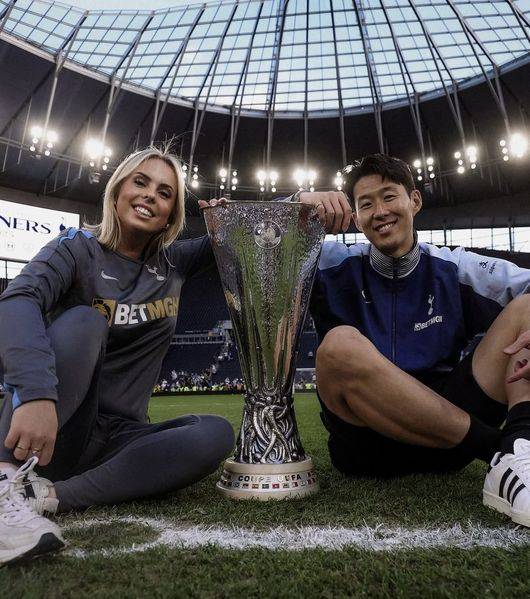 [사진] 손흥민과 우승기념샷을 찍은 해나 사우스