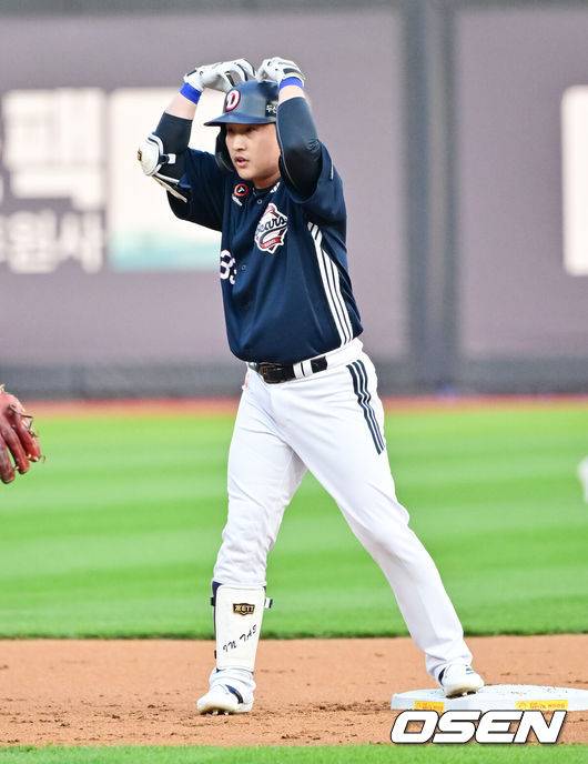 [OSEN=수원, 박준형 기자]  28일 오후 수원 KT위즈파크에서 열린 ‘2025 신한 SOL BANK KBO리그’ KT 위즈와 두산 베어스의 경기가 진행됐다.이날 경기에는 KT는 쿠에바스를, 두산을 최민석을 선발투수로 내세웠다.1회초 1사 1,3루 두산 김인태가 1타점 적시 2루타를 날린뒤 세리머니를 하고 있다.   2025.05.28 / soul1014@osen.co.kr