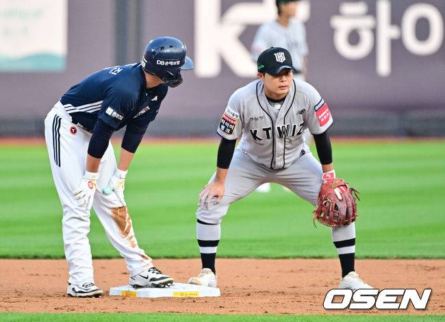 [OSEN=수원, 박준형 기자]  28일 오후 수원 KT위즈파크에서 열린 ‘2025 신한 SOL BANK KBO리그’ KT 위즈와 두산 베어스의 경기가 진행됐다.이날 경기에는 KT는 쿠에바스를, 두산을 최민석을 선발투수로 내세웠다.1회초 1사 2,3루 두산 오명진의 내야땅볼때 송구실책으로 2실점 허용한 권동진 유격수가 아쉬워하고 있다.   2025.05.28 / soul1014@osen.co.kr