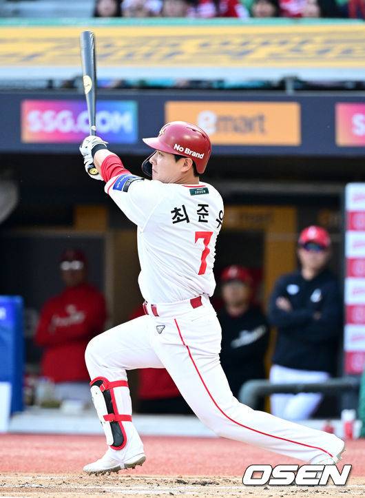 [OSEN=인천, 최규한 기자] 28일 인천 SSG랜더스필드에서 ‘2025 신한 SOL Bank KBO리그’ SSG 랜더스와 NC 다이노스의 경기가 열렸다.홈팀 SSG는 김광현, 방문팀 NC는 목지훈을 선발투수로 내세웠다.1회말 무사 1루 상황 SSG 최준우가 선제 우월 투런포를 날리고 있다. 2025.05.28 / dreamer@osen.co.kr