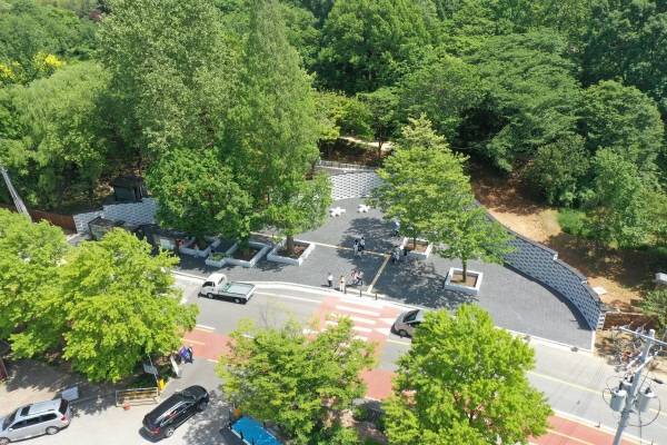 ▲전주수목원 정문에 새롭게 조성된 '소담문' 진입광장 전경 ⓒ한국도로공사