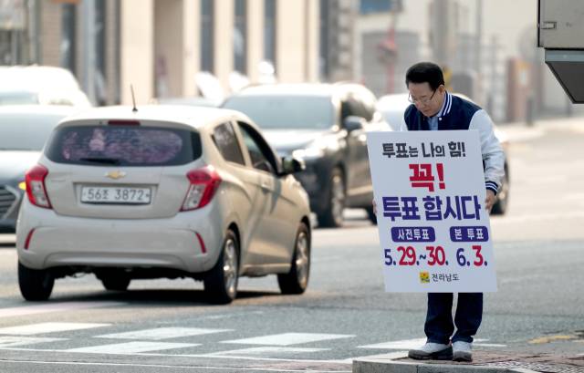 ▲28일 오전 순천 에코그라드호텔 사거리에서 김영록 지사가 출근길 시민을 대상으로 ‘제21대 대통령선거’ 투표 참여를 독려하는 1인 캠페인을 진행하고 있다.ⓒ전남도 제공
