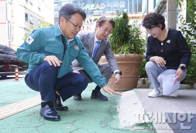 ▲강기정 광주시장이 김이강 서구청장과 함께 28일 동천동 행정복지센터를 찾아 휠체어을 이용한 유권자의 불편함이 없는가를 점검하고 있다.ⓒ광주광역시