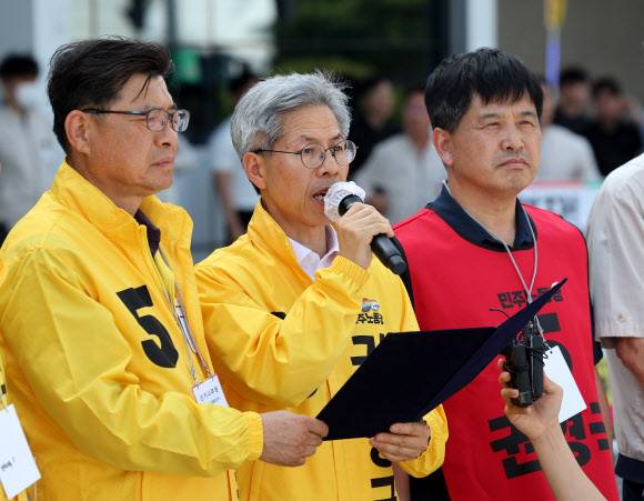 민주노동당 권영국 대선후보(가운데)가 지난 19일&nbsp; 울산시 북구 현대자동차 울산공장 정문에서 기자회견을 하고 있다.&nbsp;연합뉴스&nbsp;