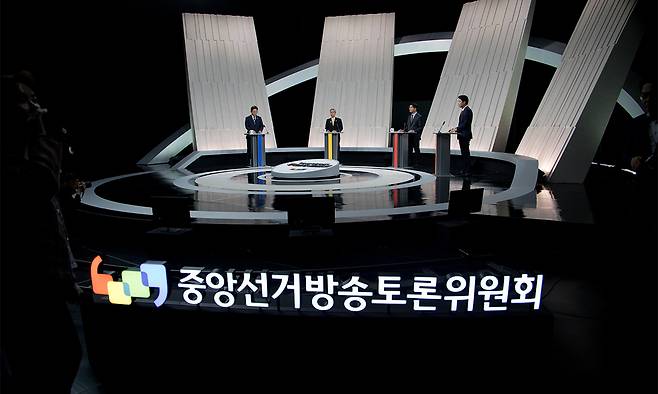 27일 서울 마포구 상암동 MBC 스튜디오에서 열린 중앙선거방송토론위원회 주관 제21대 대통령선거 3차 후보자토론회 시작에 앞서 각 정당 대선후보들이 토론 준비를 하고 있다. 왼쪽부터 이재명 더불어민주당, 권영국 민주노동당, 김문수 국민의힘, 이준석 개혁신당 대선후보. 뉴시스