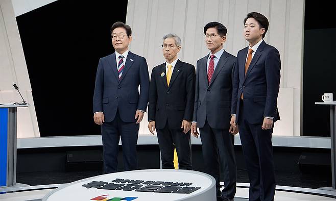 더불어민주당 이재명·민주노동당 권영국·국민의힘 김문수·개혁신당 이준석 대선 후보가 27일 서울 마포구 상암동 MBC 스튜디오에서 진행된 정치 분야 TV토론회에 앞서 포즈를 취하고 있다. 국회사진기자단