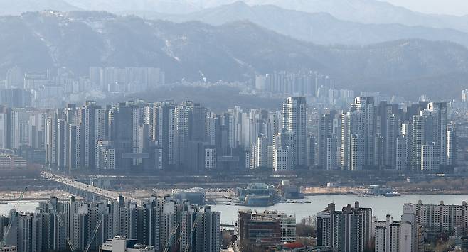 한강 따라 늘어선 고급 아파트 단지들. 서울 강남권 일대 재건축 단지들이 한강 조망을 품고 빼곡히 들어서 있다. 최근 서울시는 조망권 논란이 반복되자 ‘소셜믹스’ 원칙에 유연성을 두기로 하며, 한강변 임대주택 배치를 둘러싼 갈등이 다시 도마 위에 올랐다. 뉴스1