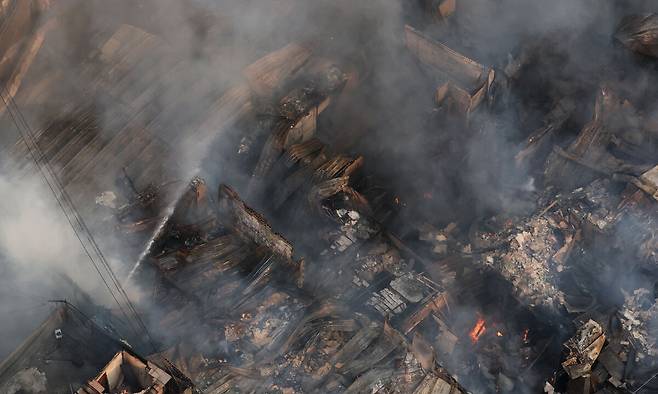 28일 오후 서울 중구 을지로 세운상가 인근 재개발 예정지구에서 화재가 발생해 소방대원들이 화재를 진압하고 있다. 뉴스1