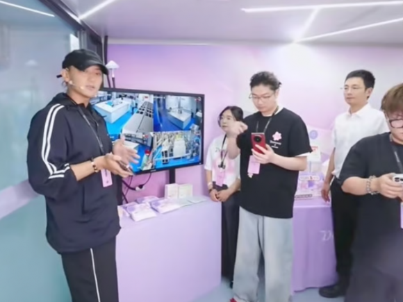 중국에서 일어난 생리대 재활용 논란에 강하게 분노하며 여성 위생용품 시장 진출을 발표한 그룹 엑소 출신 황쯔타오가 라이브 방송을 통해 30분 만에 약 41억원의 매출을 올린 것으로 알려져 화제다. 웨이보