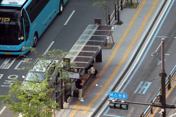시내버스 기다리는 시민들 - 부산 시내버스 노조가 총파업에 돌입한 28일 부산 연제구 연산교차로 인근의 한 버스정류소에서 시민들이 버스를 기다리고 있다.  뉴시스