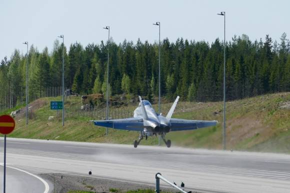 나토 전투기가 핀란드에서 고속도로 착륙 훈련을 하고 있다. 출처=핀란드 공군