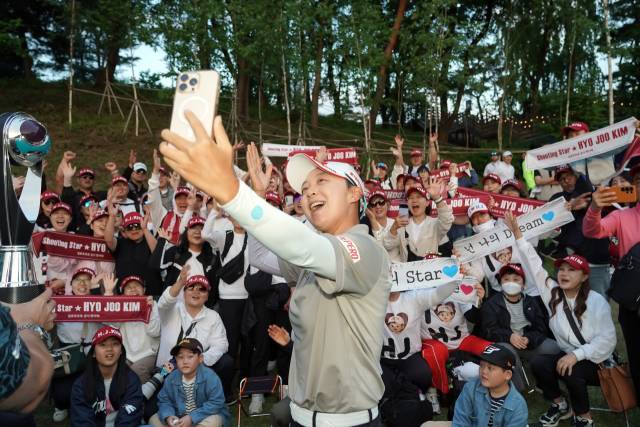 아람코 챔피언십 우승 후 팬클럽 회원들과 기념 촬영하고 있는 김효주. 사진 제공=박태성 골프전문 사진기자