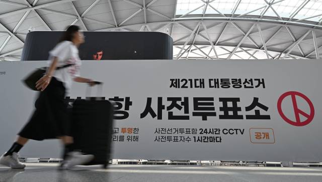 제21대 대통령 선거 사전투표를 이틀 앞둔 27일 인천국제공항 제1터미널 출국장에 사전투표소가 설치돼 있다. 영종도=권욱 기자