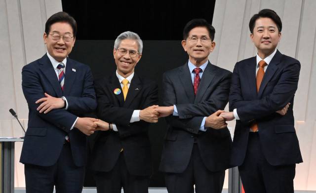 이재명(왼쪽부터) 더불어민주당, 권영국 민주노동당, 김문수 국민의힘, 이준석 개혁신당 대선 후보가 27일 서울 마포구 MBC에서 진행된 정치 분야 토론회에 앞서 손을 맞잡고 기념촬영을 하고 있다. 국회사진기자단