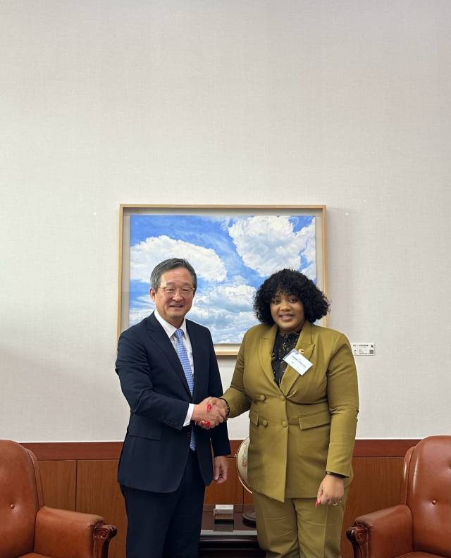 정병원(왼쪽) 외교부 차관보와 셰일라 치코모 짐바브웨 외교부 부장관이 27일 악수하고 있다. 사진제공=외교부