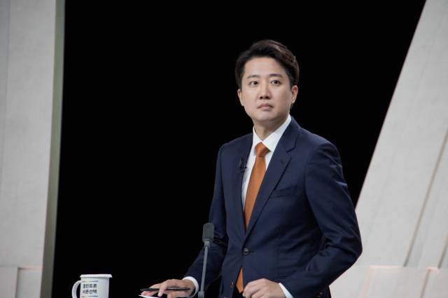 토론회 준비하는 이준석 후보 (서울=연합뉴스) 개혁신당 이준석 후보가 27일 서울 마포구 상암동 MBC 스튜디오에서 열린 정치 분야 TV토론회를 준비하고 있다. 2025.5.27 [국회사진기자단] photo@yna.co.kr (끝)