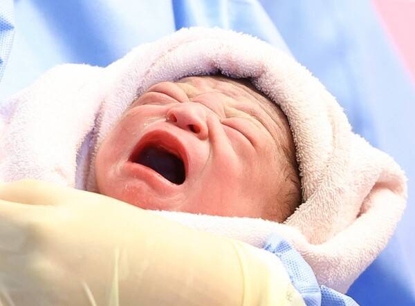 새해 첫날인 1일 0시께 경기 고양시 일산차병원에서 엄마 구라겸 씨와 아빠 이효영 씨 사이에서 태어난 태명 꼬물이가 힘차게 울고 있다. 뉴시스.