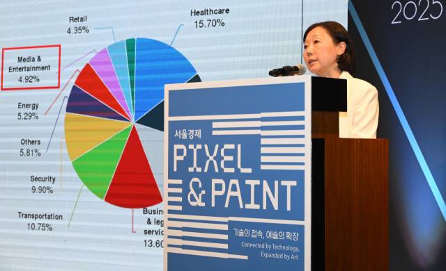 송진 한국콘텐츠진흥원 콘텐츠산업정책연구센터장이 28일 서울 중구 신라호텔에서 서울포럼 2025 특별 행사로 열린 '픽셀 엔 페인트'에서 강연하고 있다. /오승현 기자