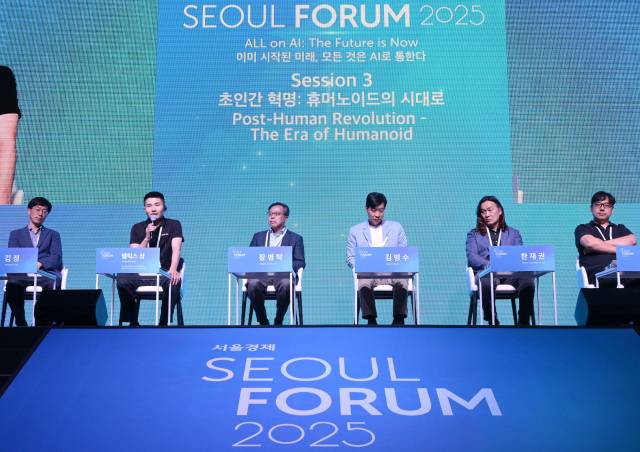 28일 서울 중구 신라호텔에서 열린 서울포럼 2025 메인세션 세션3에서 패널들이 토론을 하고 있다. 왼쪽부터 김정 한국로봇학회 회장, 펠릭스 상 유니트리 로보틱스 시니어디렉터, 장병탁 서울대 AI연구원장, 김병수 로보티즈 대표이사, 한재권 에이로봇 CTO, 이승준 부산대 교수. 성형주 기자