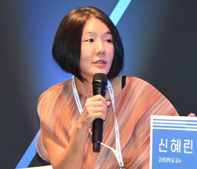 신혜린 고려대 교수가 28일 서울 중구 신라호텔에서 ‘서울포럼 2025’ 특별 행사로 열린 ‘픽셀 앤 페인트’에 참석해 기술을 이용한 예술 장르의 확장을 주제로 패널들과 토론하고 있다. 오승현 기자