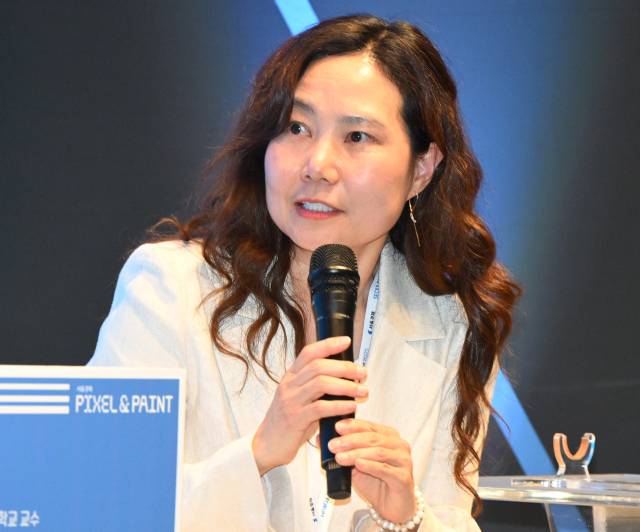 오혜진 미국 카네기멜런대 교수가 28일 서울 중구 신라호텔에서 ‘서울포럼 2025’ 특별 행사로 열린 ‘픽셀 앤 페인트’에 참석해 기술을 이용한 예술 장르의 확장을 주제로 패널들과 토론하고 있다. 오승현 기자