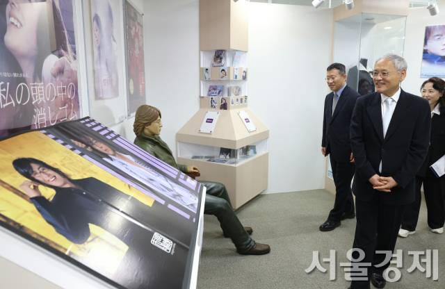 유인촌 문화체육관광부 장관이 지난 5월 12일 일본 도쿄 주일한국문화원을 방문해 시설을 살펴보고 있다. 사진 제공=문체부