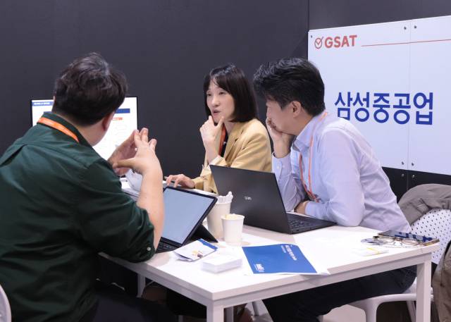 경남 창원컨벤션센터에서 28일 열린 '글로벌 융복합 스타트업 페스티벌(GSAT) 2025' 내 디캠프 오피스아워 행사장에서 삼성중공업 관계자들과 박은경 인텔리시스 대표 등이 미팅을 하고 있다. 사진 제공=디캠프