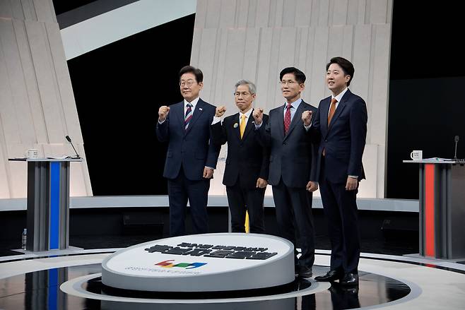 더불어민주당 이재명·민주노동당 권영국·국민의힘 김문수·개혁신당 이준석 대선 후보가 5월27일 서울 마포구 상암동 MBC 스튜디오에서 진행된 정치 분야 TV토론회에 앞서 포즈를 취하고 있다. ⓒ국회사진기자단