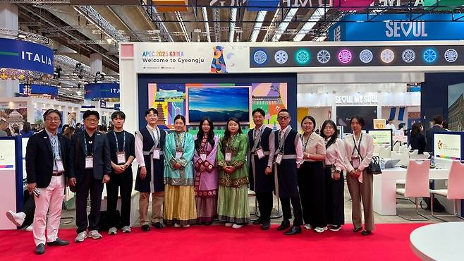 'IMEX Frankfurt 2025'참가한 경북도와 경주시 관계자들이 특별홍보관에서 기념촬영을 하고 있다. ⓒ경주화백컨벤션뷰로