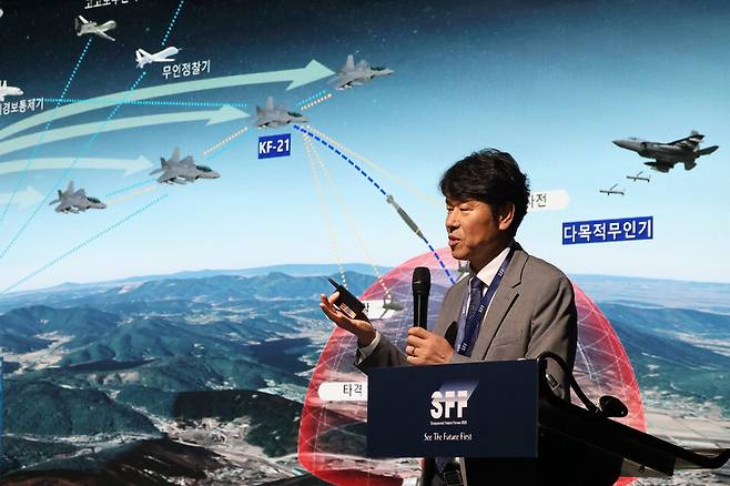 28일 서울 영등포구 페어몬트 앰배서더 서울 그랜드볼룸에서 열린 '시사저널 미래포럼 2025'에서 최낙선 한국항공우주산업 센터장이 세션 1 강연을 하고 있다. ⓒ시사저널 임준선