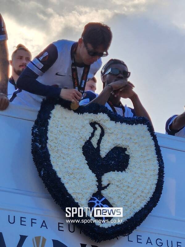 ▲ 유로파리그 우승에 성공한 토트넘 홋스퍼의 버스 행진.