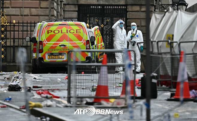 영국 현지 경찰이 지난 26일(현지시간) 영국 리버풀 워터 스트리트에서 진행된 리버풀FC의 2024~2025 잉글랜드 프리미어리그 우승 퍼레이드 도중 발생한 차량 돌진 사고 이후 현장을 조사하고 있다. /AFPBBNews=뉴스1