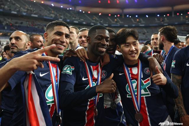 이강인(오른쪽)의 우승 세리머니. /AFPBBNews=뉴스1