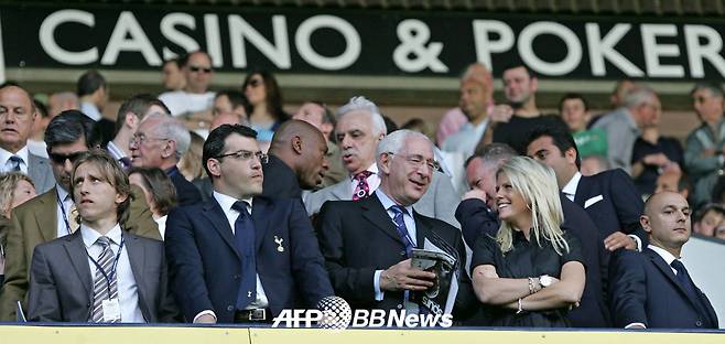 지난 2008년 4월 영국 런던의 화이트 하트 레인에서 열린 토트넘과 볼턴 원더러스의 경기를 지켜보고 있는 루카 모드리치(앞줄 맨 왼쪽)와 다니엘 레비(앞줄 맨 오른쪽) 토트넘 회장. /AFPBBNews=뉴스1