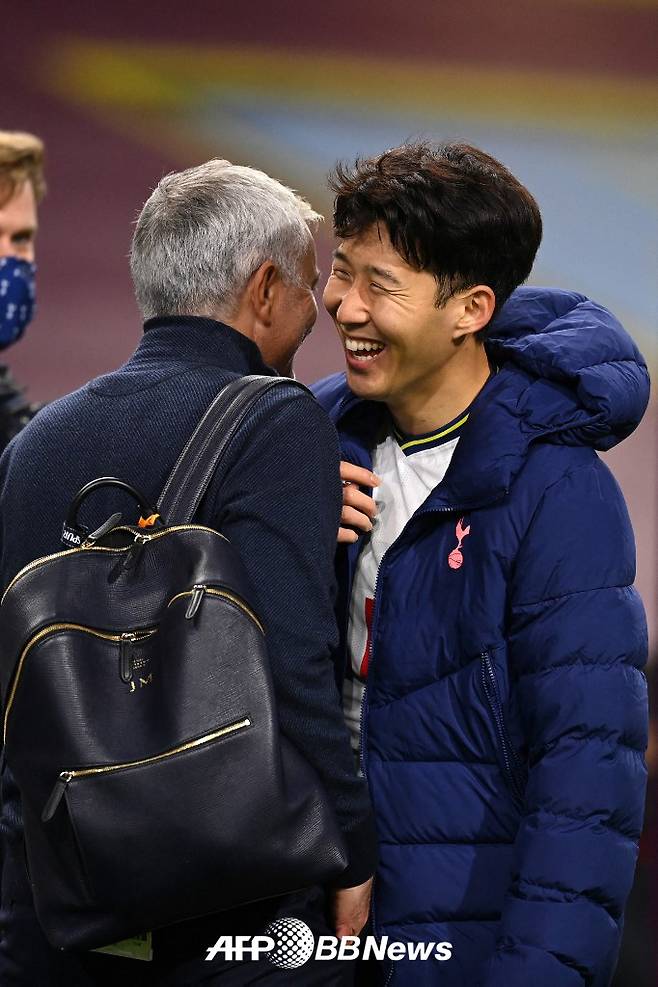 토트넘 감독 재임 시절 손흥민과 웃으며 대화를 나누고 있는 조세 무리뉴 감독. /AFPBBNews=뉴스1