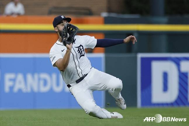 이정후의 좌익수 방면 타구를 슬라이딩하며 잡아내는 디트로이트 라일리 그린. /AFPBBNews=뉴스1