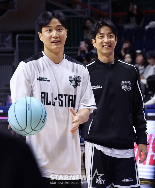 지난 1월 올스타전에서 허웅(왼쪽)과 허훈의 모습. /사진=김진경 대기자