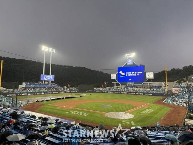 28일 롯데-삼성전이 열리는 대구 삼성 라이온즈 파크에 1회 비가 내리고 있다. /사진=양정웅 기자