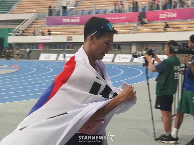 이재웅이  28일 경북 구미시민운동장에서 열린 '2025 구미아시아육상선수권대회' 남자 1500m 결선에서 은메달을 차지한 뒤 태극기를 몸에 두르고 있다. /사진=박재호 기자
