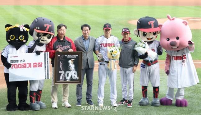 2025 신한 SOL Bank KBO리그 LG 트윈스 대 한화 이글스 경기가 28일 잠실야구장에서 열렸다.  LG 김진성(가운데)이 KB0 700경기 출장 수상을 한 후 기념쵤영을 하고 있다. /사진=김진경 대기자