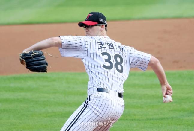 2025 신한 SOL Bank KBO리그 LG 트윈스 대 한화 이글스 경기가 28일 잠실야구장에서 열렸다.  LG 선발 코엔윈이 역투하고 있다. /사진=김진경 대기자