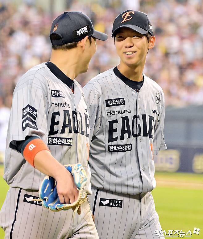 27일 오후 서울 송파구 잠실야구장에서 열린 '2025 신한 SOL Bank KBO리그' 한화 이글스와 LG 트윈스의 경기, 5회말 수비를 마친 한화 황준서가 더그아웃으로 향하고 있다. 잠실, 김한준 기자